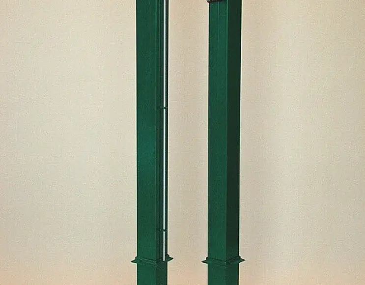Poteaux de tennis à section carrée en acier galvanisé et peints