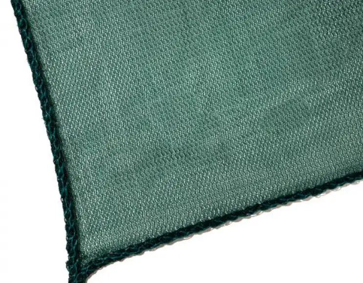 Couverture de protection pour couvrir les parcs de stationnement et les abris en polyéthylène, 170 gr / m². Couleur verte. bordure avec cordon périmétrique