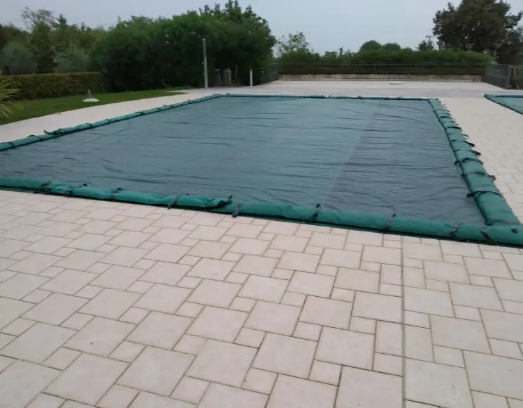 Couverture de piscine en pe 230 gr préparée pour poches à eau