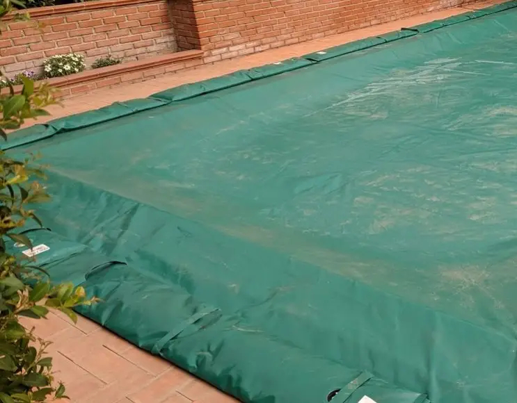 Couverture de piscine en pvc 650 gr avec prédisposition pour poches d'eau