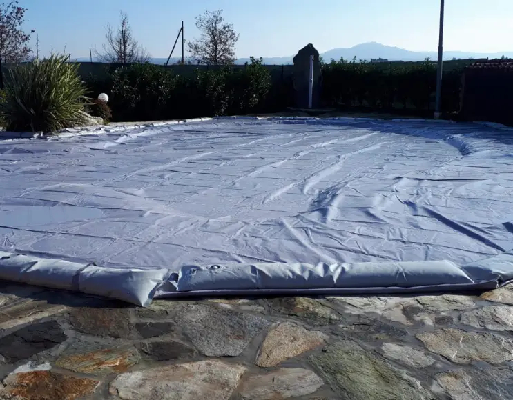 Couverture de piscine en pvc  400 gr avec prédisposition pour poches d'eau