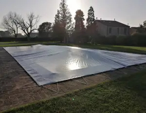 Baches et filets pour la couverture de piscine