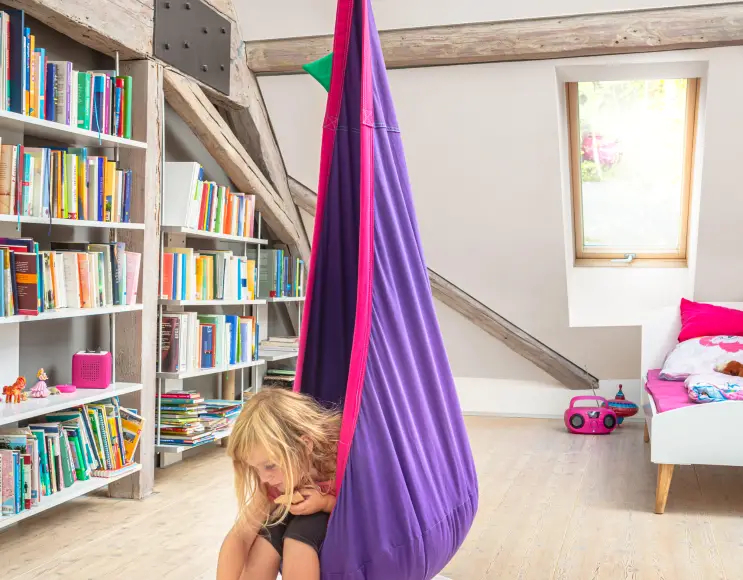 CHAISE SUSPENDUE MODÈLE LILLY en forme de GOUTTE